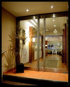 eine Lobby mit einer Glastür und einer Topfpflanze in der Unterkunft Hotel España in Mar del Plata