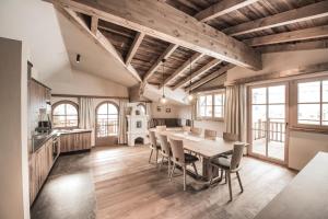 a kitchen and dining room with a table and chairs at Ferienhof Ausserbrente in Tux