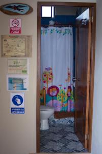 A bathroom at Hostal Cattleya