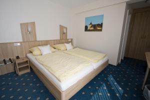 Ein Bett oder Betten in einem Zimmer der Unterkunft Mein Vierjahreszeiten Hotel Garni Superior
