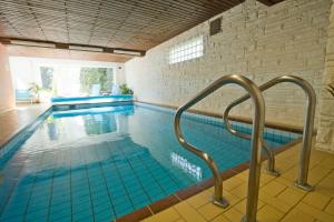 Der Swimmingpool an oder in der Nähe von Mein Vierjahreszeiten Hotel Garni Superior