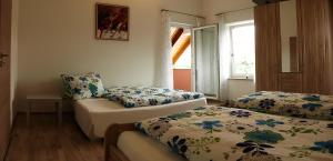 a room with two beds and a window at Ferienwohnung Storchenblick in Herbolzheim