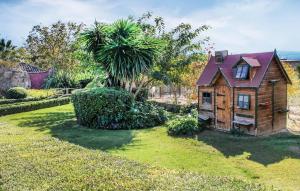 a small house with a purple roof in a yard at Villa Rocio in Setenil