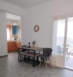 a kitchen and dining room with a table and chairs at Blue Calm House Kythnos in Agios Dimitrios