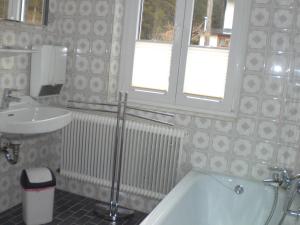 W łazience znajduje się umywalka, wanna i umywalka. w obiekcie Ferienwohnung Szöky w mieście Bad Mitterndorf