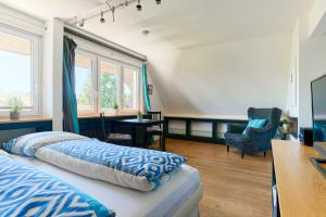 a bedroom with a bed and a desk and a chair at Ferienwohnung Ostseeperle Moba-Travel in Travemünde