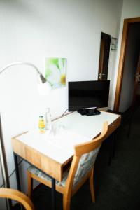 a desk with a computer monitor on top of it at Hotel-Cafe Römer in Siegen