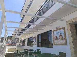 a room with tables and chairs and a ceiling with windows at Hotel Rodi Beach FRONTE SPIAGGIA in Rodi Garganico