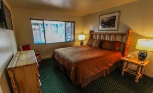 Postel nebo postele na pokoji v ubytování The Lodge at Lake Tahoe + 37 fotografií