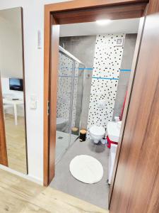 a bathroom with a toilet and a glass door at Holiday Family Raj pod Sosnami centrum miasta! in Szklarska Poręba +41 photos