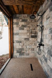 a stone wall with a shower in a room at Cabana Huta Slavia in Şinteu +38 photos