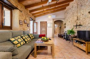 a living room with a couch and a tv at YourHouse Padri de Inca in Inca