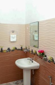 a bathroom with a sink and a mirror at Cloud 9 Cottages Ella in Ella