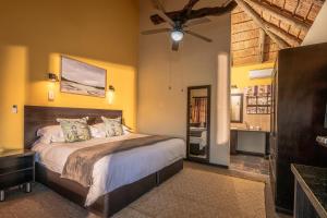 a bedroom with a bed and a ceiling fan at Hannah Game Lodge in Ohrigstad