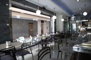 a dining room with tables and chairs in a restaurant at Pensión Juan Pedro in Roquetas de Mar