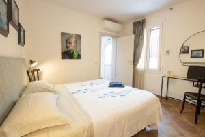 a bedroom with a large white bed and a window at R&B Giardino 34 in Forlì