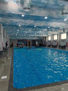 a large swimming pool with blue water in a building at إقامة البندر 1 - Al Bandar 1 Apartments Managed by Yanbu Suites in Yanbu
