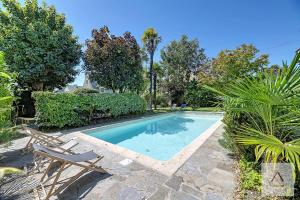 a swimming pool with a chair and a chair at La Villa Moorings in Saint Malo