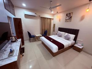 a hotel room with a bed and a table and chairs at Hotel Silver Leaf - Vile Parle East - Near Mumbai Airport in Mumbai