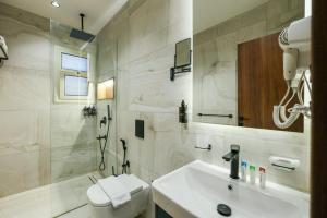 ein Badezimmer mit Waschbecken, Dusche und Toilette in der Unterkunft Royal Regency Hotel in Kairo