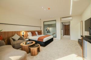 ein Hotelzimmer mit einem Bett und einer Couch in der Unterkunft Royal Regency Hotel in Kairo