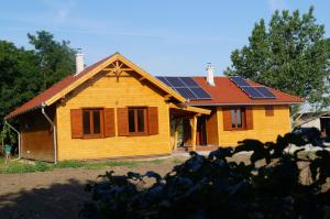 uma casa com painéis solares no telhado em Mézes Tanya Bélmegyer em Bélmegyer