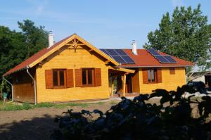 una casa con paneles solares en el techo en Mézes Tanya Bélmegyer, en Bélmegyer