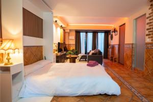 a bedroom with a large white bed in a room at Acogedor Apartamento Loft in Fuenlabrada