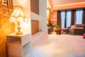 a bedroom with a bed and a lamp on a table at Acogedor Apartamento Loft in Fuenlabrada +25 photos