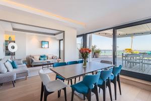 a living room with a table and chairs at Appartement L’Écrin de l’Océan - Welkeys in Biarritz
