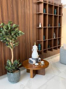 a living room with a coffee table with a radio at فندق لوسكا in Abha