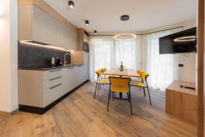 a kitchen and dining room with a table and chairs at Vacanze la Malga in Predazzo