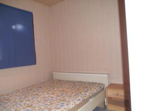 Resteigneにあるchalet Immeの窓付きの部屋のベッド1台分です。