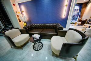 a waiting room with a leather couch and two chairs at İSTPORT GARDEN HOTELS in Arnavutköy +49 photos
