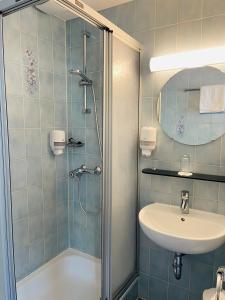 ein Badezimmer mit Dusche und Waschbecken in der Unterkunft Hotel Jungbräu in Abensberg + 30 Fotos