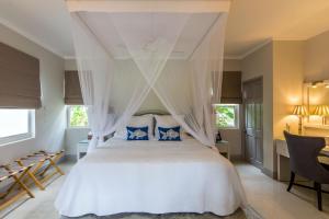 Calabash Hotel客房内的一张或多张床位