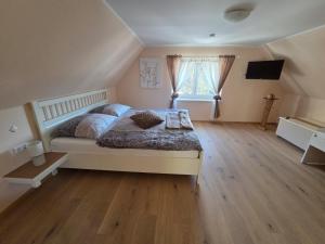 a large bedroom with a bed and a window at Zu-Haus in Peterdorf