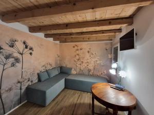 a living room with a couch and a table at Dolce Bacio in Valdobbiadene