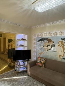 ein Wohnzimmer mit Sofa und Fernseher in der Unterkunft Aphrodite View in Korakiaí