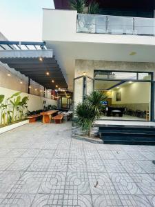 eine Lobby eines Gebäudes mit Pflanzen auf dem Boden in der Unterkunft Mini Villa in La Gi