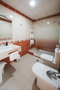 a bathroom with a sink and a toilet and a tub at Hotel La Familia in El Campello +12 photos