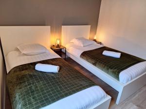 two beds in a hotel room with two bedsskirts at Faubourg des voyageurs 6 - T3 climatisé 4 personnes - proche axe autoroute et gare in Saran +12 photos