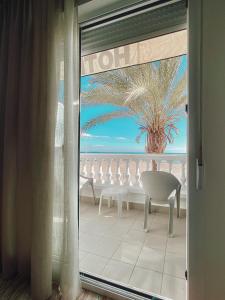 a room with a view of the beach with a table and chairs at Hotel La Familia in El Campello