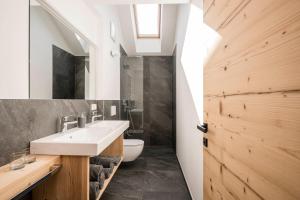 ein Badezimmer mit Waschbecken und Toilette in der Unterkunft Bachmannhof in Feldthurns + 42 Fotos