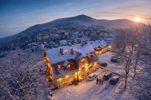 an aerial view of a house in the snow at WILLA PETRUS - CENTRUM BALKONY WINDA ŚNIADANIA RELAKS I WYGODa in Karpacz