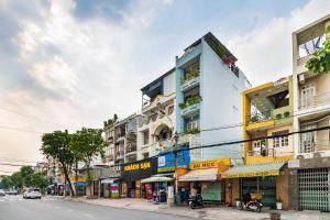 a building on a city street with cars at Collection O Bao Duy Hotel in Ho Chi Minh City