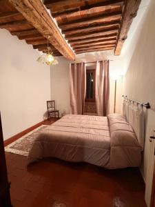 a bedroom with a large bed in a room at La casa del colle in Colle di Buggiano