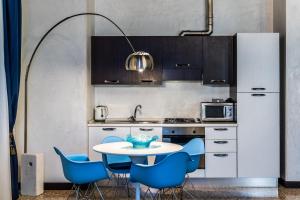 eine Küche mit einem Tisch und einigen blauen Stühlen in der Unterkunft Cà Sant`Angelo in Venedig