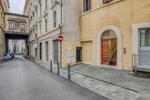 ein Gebäude mit einem Stoppschild an einer Straße in der Unterkunft WelcHome Wellness Suites in Perugia