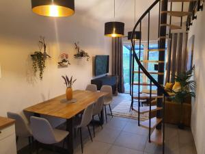 a dining room with a table and chairs at Gemütliches Ferienhaus mit Sauna an der Nordsee in Sehestedt
